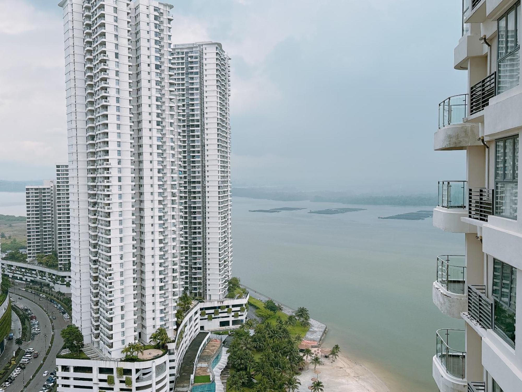 Апартаменты Seafront Country Garden Danga Bay By Lions Bay Джохор-Бару Номер фото