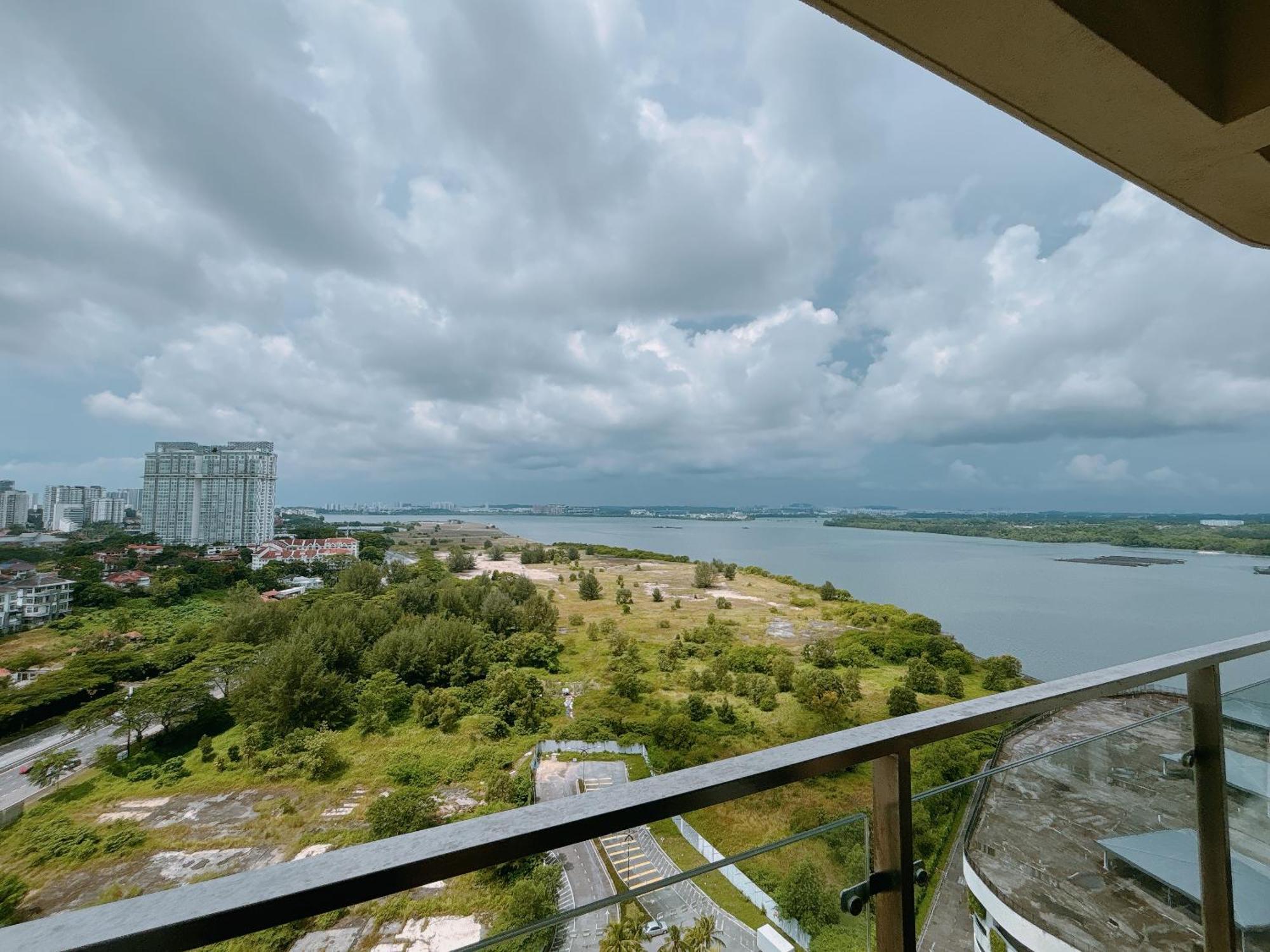 Апартаменты Seafront Country Garden Danga Bay By Lions Bay Джохор-Бару Номер фото
