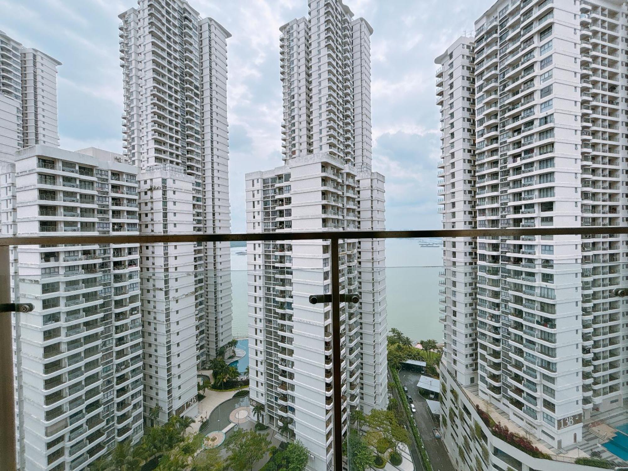 Апартаменты Seafront Country Garden Danga Bay By Lions Bay Джохор-Бару Номер фото